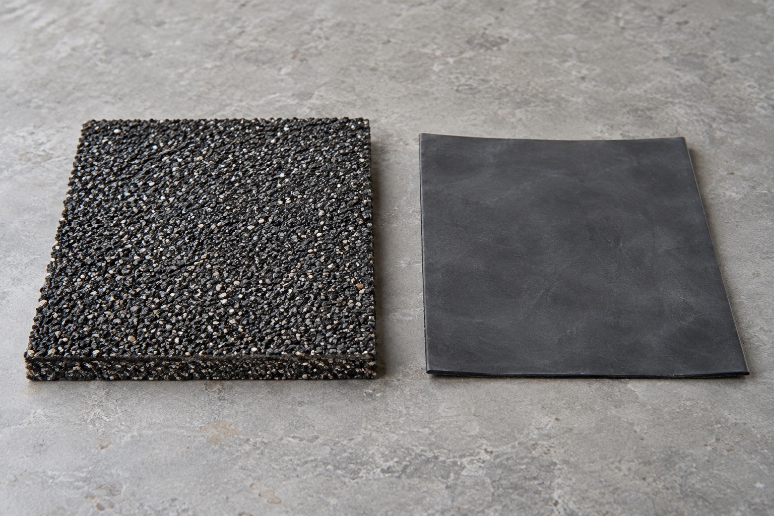Korrelige bitumen en gladde EPDM als twee materiaalmonsters naast elkaar