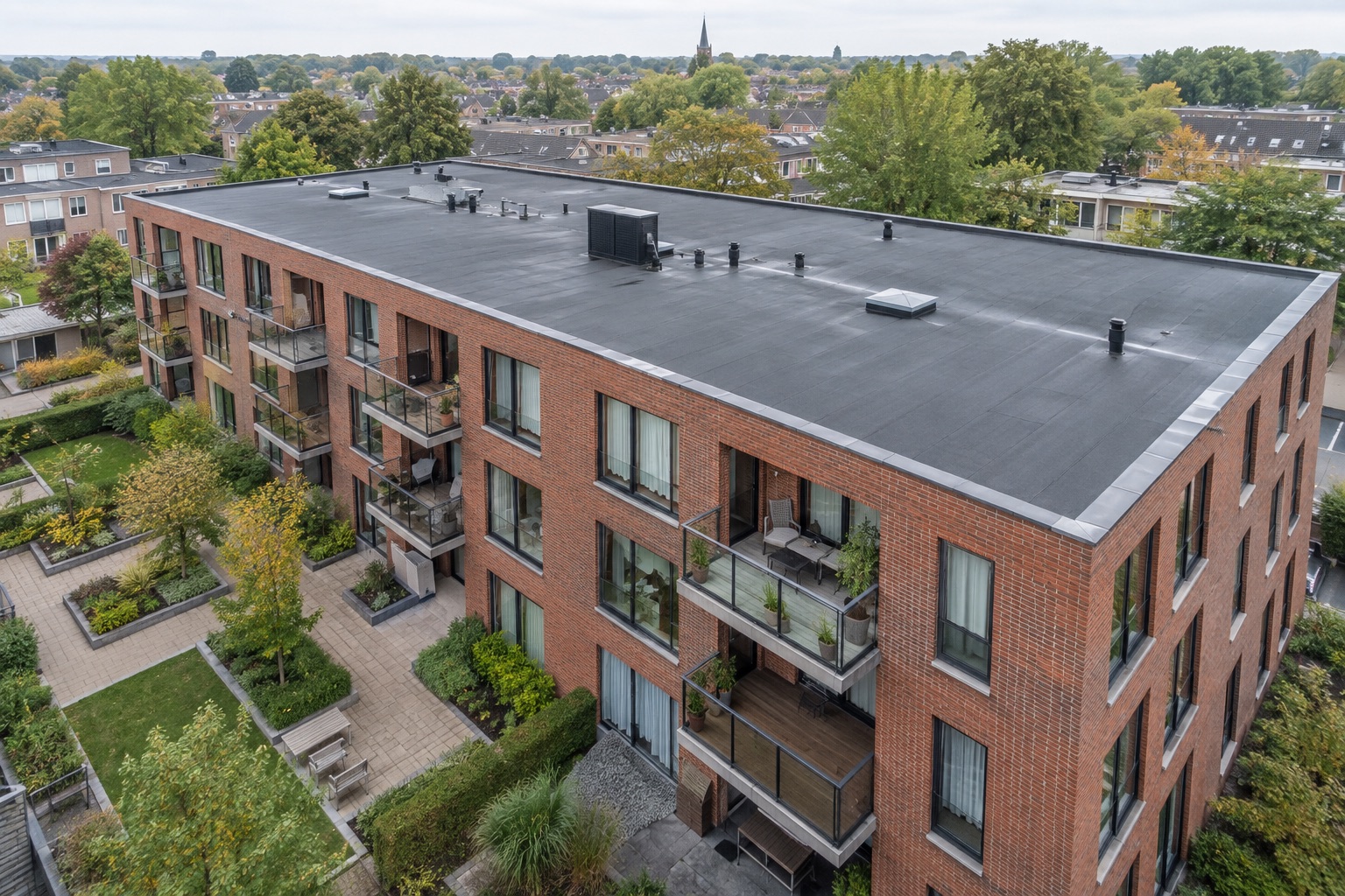 Appartementencomplex met balkons, een breed plat dak en een gezamenlijke binnentuin